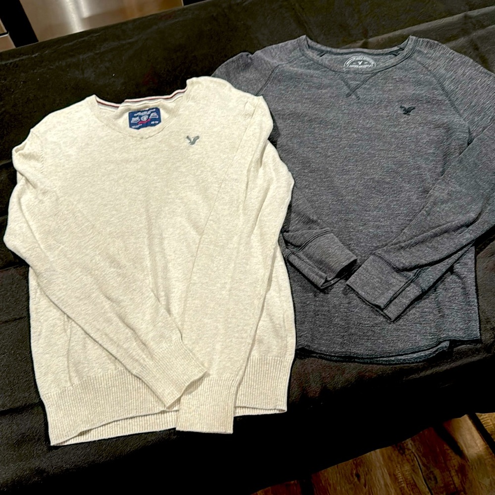 Two American Eagle men’s S and XS v-neck and Henley.